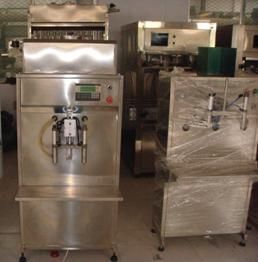 供應常州灌裝機_東營防凍液灌裝機_潤滑油灌裝機_機械及行業(yè)設備_世界工廠網(wǎng)中國產(chǎn)品信息庫